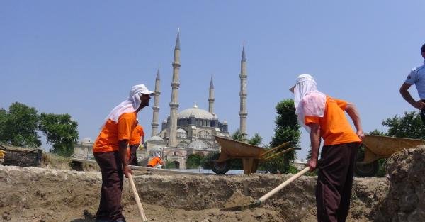 Selimiye Camii bahçesindeki kazı çalışmasında mahkumlar çalışıyor