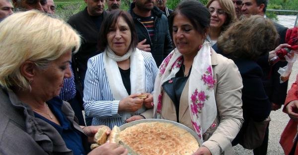 Selvi Kılıçdaroğlu, Anneler Günü'nde Tunceli'deki annesinin mezarını ziyaret etti
