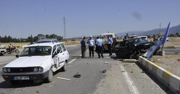 Seydişehir'de iki otomobil çarpıştı: 6 yaralı