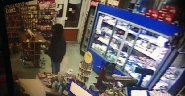 Silahlı soyguncu, market sahibi direnince kaçtı