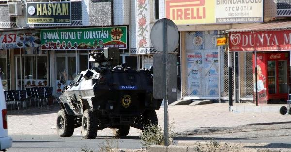 Silopi'de TIR'la yol kapatan PKK'lılar polise ateş açtı