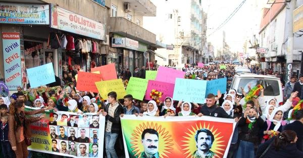 SİLOPİ'DE YOL KESEN PKK'LI GRUBA MÜDAHALE EDEN POLİSLERE MOLOTOF VE SES BOMBASI (2)