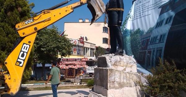 Sındırgı'da leylek yuvasından sonra Atatürk heykeli de kaldırıldı