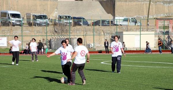 Şırnak'ta sağlıkçı kadınlar futbol maçı oynadı