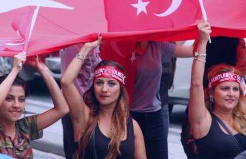 Şişli ve İstiklal Caddesi'nde teröre karşı bayraklı tepki