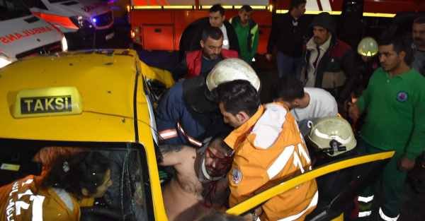 Şişli'de kaza yapan taksiciyi itfaiye kurtardı