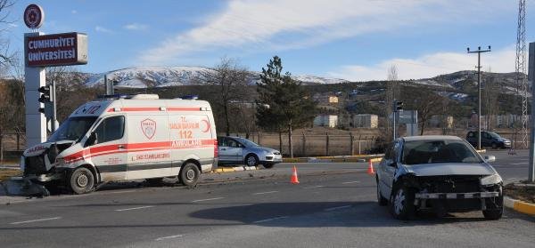 Sivas'ta ambulans otomobille çarpıştı: 1 yaralı