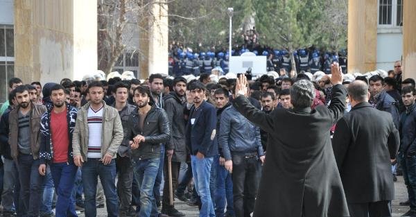 Sivas'ta karşıt görüşlü öğrenciler birbirlerini taşladı