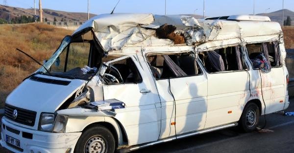 Sivas'ta nişan yolunda kaza: 3 ölü, 14 yaralı