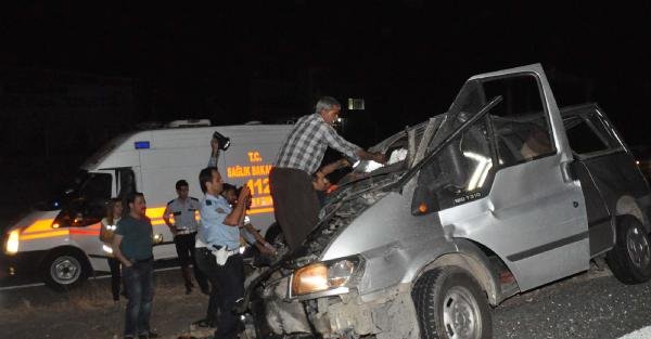 Siverek'te minibüs TIR'a çarptı: 2 ölü, 1 yaralı