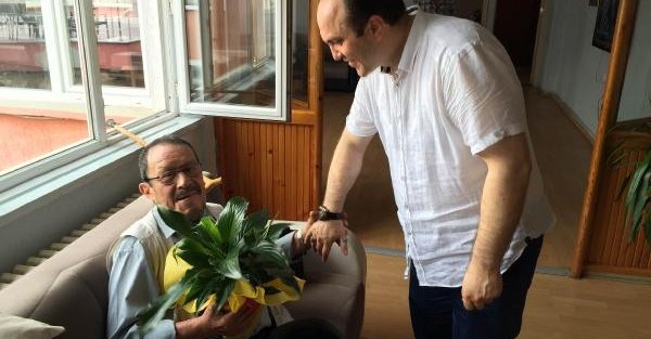 Spor Müdürü, makamına gönderilen çiçekleri huzurevinde yaşlılara hediye etti