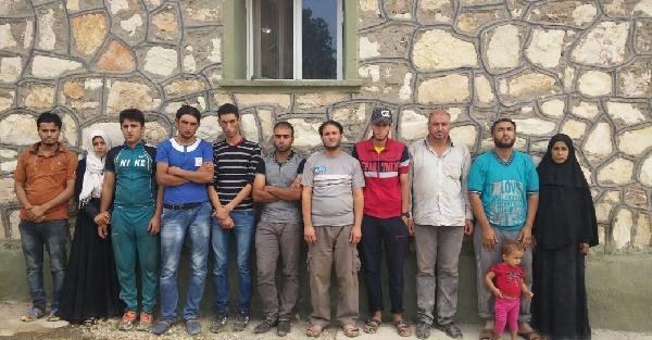 Suriye sınırında 12 Iraklı yakalandı