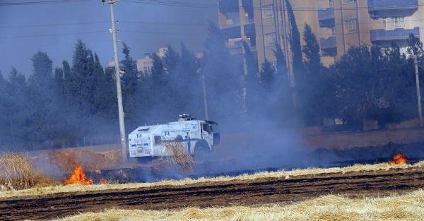 Suriye sınırındaki yangına polis TOMA ile müdahale etti