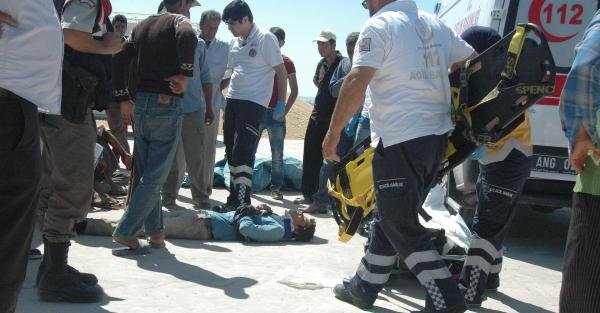 Suriye uyruklu tarım işçilerini taşıyan minibüs devrildi: 18 işçi yaralandı