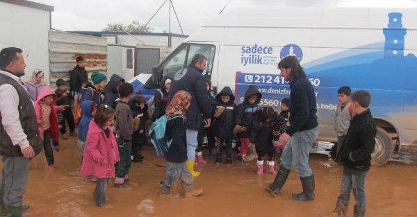 Suriye'deki kamplarda kalanlara kıyafet dağıtıldı