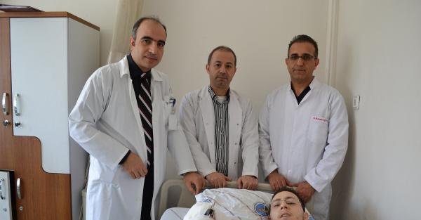 Suriyeli gencin kopmak üzere olan kolu 6 saatlik operasyonla kurtarıldı