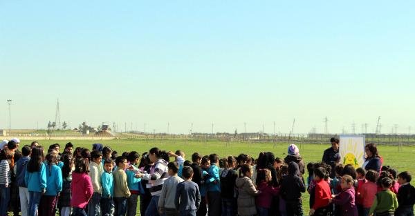 Suriyeli öğrencilere sınırda karne dağıtıldı