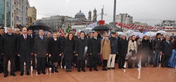 Taksim Cumhuriyet Anıtı'nda 23 Nisan töreni