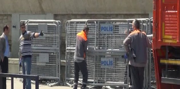 Taksim Meydanı'na kamyonlarla polis barikatları getirildi.