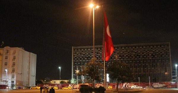 Taksim'deki dev Türk bayrağı yarıya indi