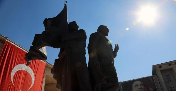 Tbmm Başkanı Çiçek Tbmm Kampüsü İçindeki Atatürk Anıtı'na Çelenk Bıraktı