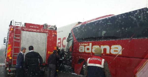 Hendek'te yolcu otobüsü TIR'a arkadan çarptı: 1 ölü, 11 yaralı