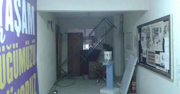 Karabağlar'da HDP binası taşlandı: İzmir'de gerginlik