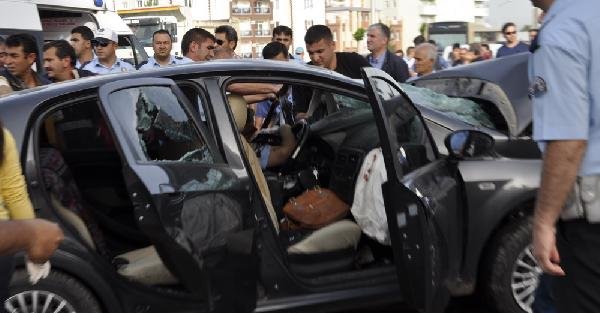Ters yöne giren minibüs polis memurunun otomobiline çarptı: 3 ölü