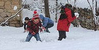 Mut'ta okullar tatil; 20 yıl sonra kar yağdı