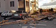 Son Dakika Kayseri,  Kayseri'de şiddetli fırtına çatıları uçurdu