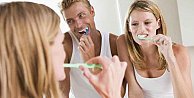 Uzmanlardan kritik uyarı: Diş fırçanızı banyoda saklamayın