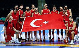 A Milli Basketbol Takımı, antrenman öncesi Türk bayrağıyla poz verdi