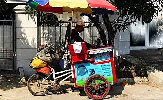 Endonezya’da giysiler 'bisikletli terzilere' emanet
