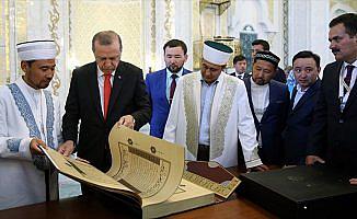 Cumhurbaşkanı Erdoğan, Kazakistan'da Hazret Sultan Camisi'ni ziyaret etti