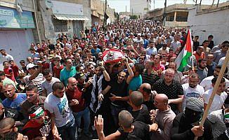 İsrail askerlerinin öldürdüğü Filistinliler için cenaze töreni