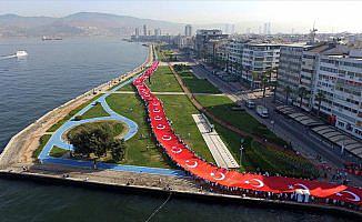 İzmir'de Zafer Yürüyüşü düzenlendi