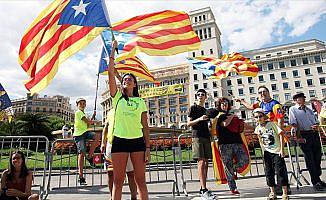 Katalonya referandumda ısrarlı