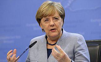 Almanya Başbakanı Merkel AB Zirvesinde yalnız kaldı