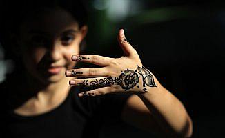 Gazzeli kızların kınalı elleri