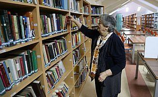 Halk kütüphanesinin 75 yaşındaki müdavimi gençlere örnek oluyor