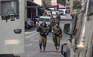 İsrail askerleri 2 Filistinliyi vurarak yaraladı