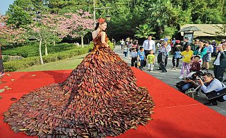 Bu elbise 5 bin 888 yaprak kullanılarak yapıldı