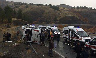 Elazığ'da yolcu otobüsü devrildi: 2 ölü, 18 yaralı
