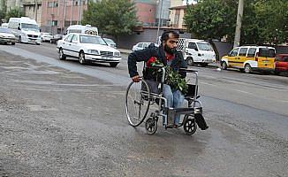 'Gül' için tekerlekli sandalyesiyle her gün 10 kilometre katediyor