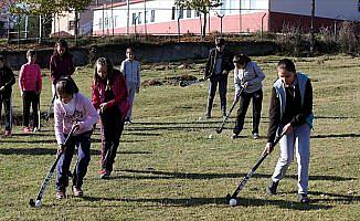 Taşımalı eğitim öğrencileri çim hokeyi öğreniyor