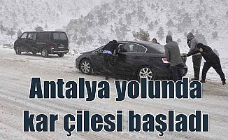 Antalya yolunda ulaşıma kar engeli: Ulaşım güçlükle yapılıyor