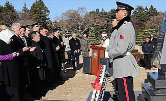 Başbakan Yıldırım Güney Kore'de Türk Şehitliğini ziyaret etti
