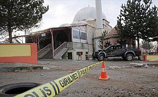 Erzincan'da kamyonet cami avlusuna girdi: 2 yaralı