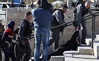 İsrail polisi Filistinli kadını yerlerde sürükledi