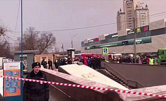 Moskova'da otobüs alt geçide girdi